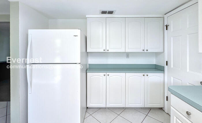 Building Photo - 3509 Kingsbury Dr