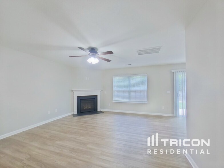 Building Photo - 750 Chariot Way