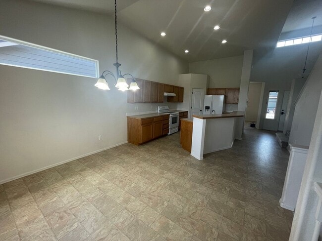 Building Photo - Beautiful 4 Bed, 3 Bath House in Maple Hill!