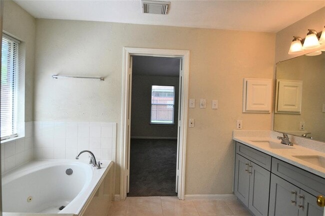 Building Photo - 12118 Green Trails Dr