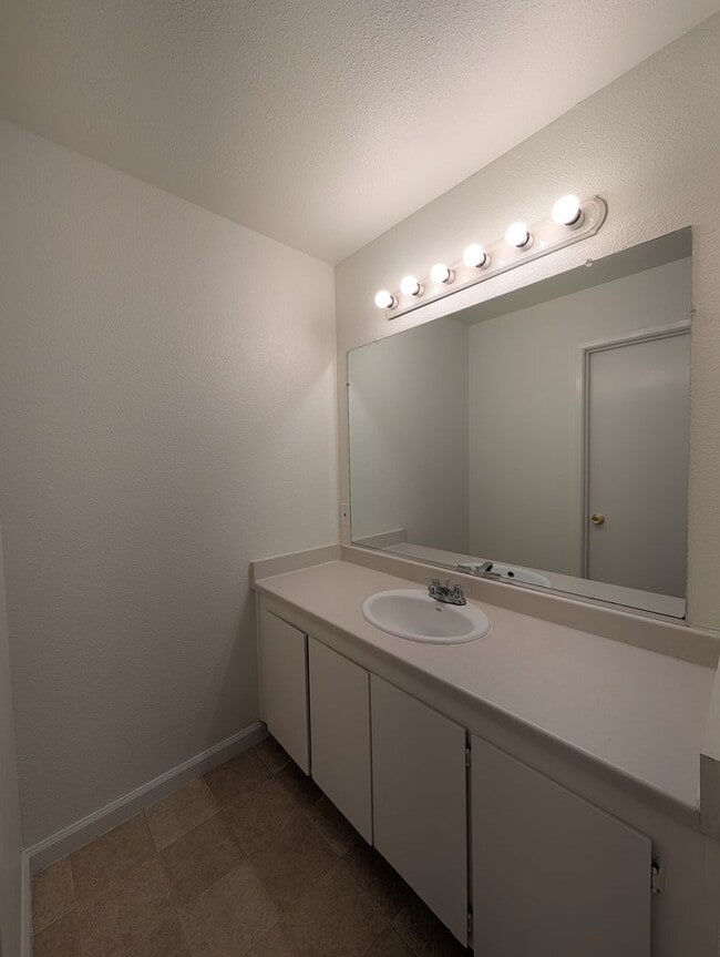 Building Photo - 3 bed / 2 bah Condo. Hardwood floor, forced heat, lots of HOA amenities