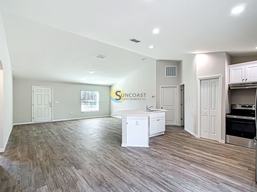 Building Photo - 6140 E Calico Ln