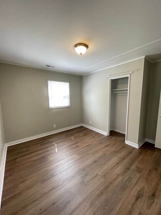 Building Photo - 3 Bedroom Home with Backyard and Garage!