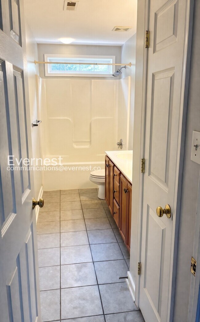 Building Photo - 6 Bed/4 Bath Home with Modern Amenities / Available Now!