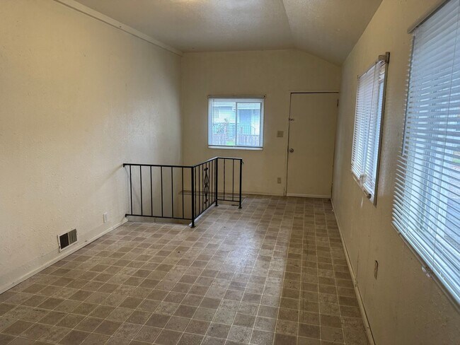 Building Photo - Large 4 bedroom, 1.5 bathroom farm house on River Rd!