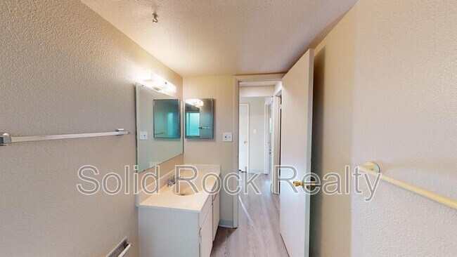 Building Photo - 4740 Scenic Cir