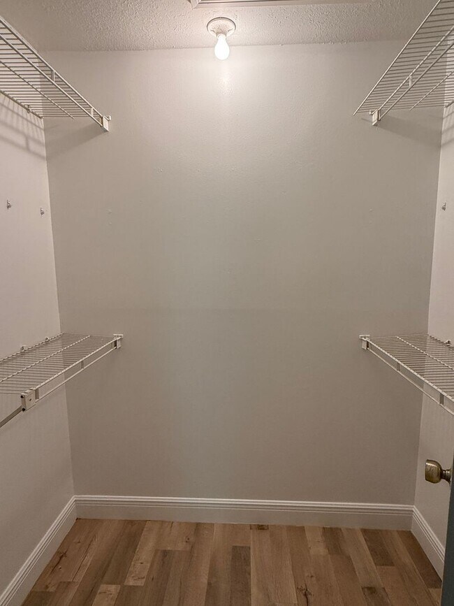 Building Photo - Soaring Ceilings, 2 bedrooms w/a loft