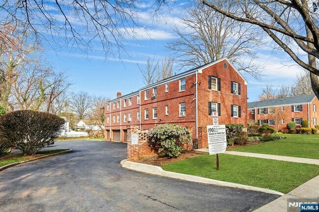 Building Photo - 190 Knickerbocker Rd