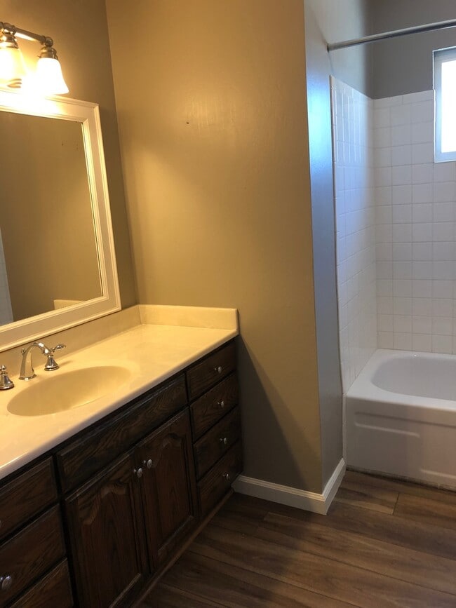 Building Photo - 3 bedroom 2 bath Available Now!