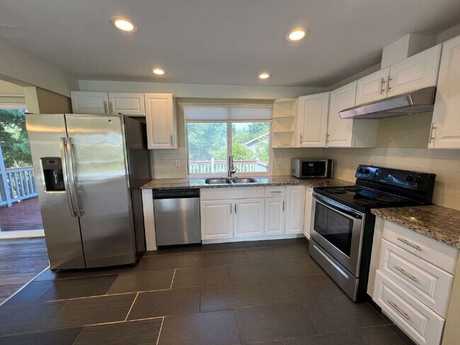 Building Photo - 5 Bedroom Home in Cul-de-sac AVAILABLE NOW!