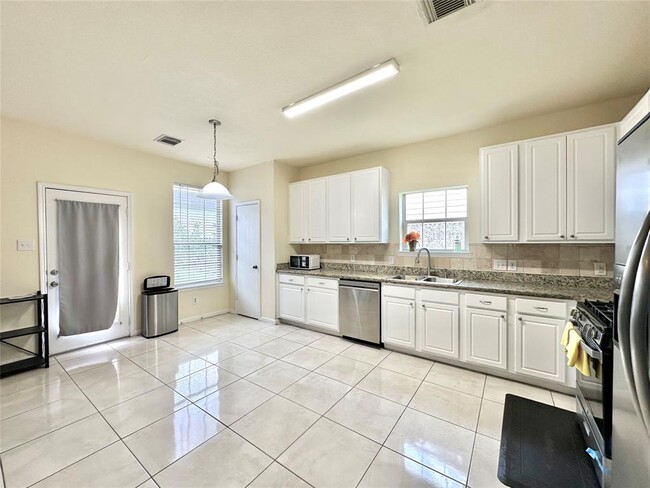 Building Photo - 2214 Bristol Bend Ln