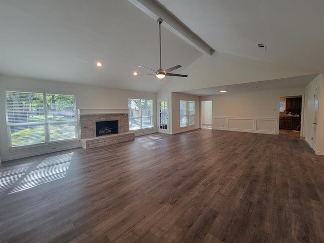 Building Photo - 10403 Pinehurst Dr