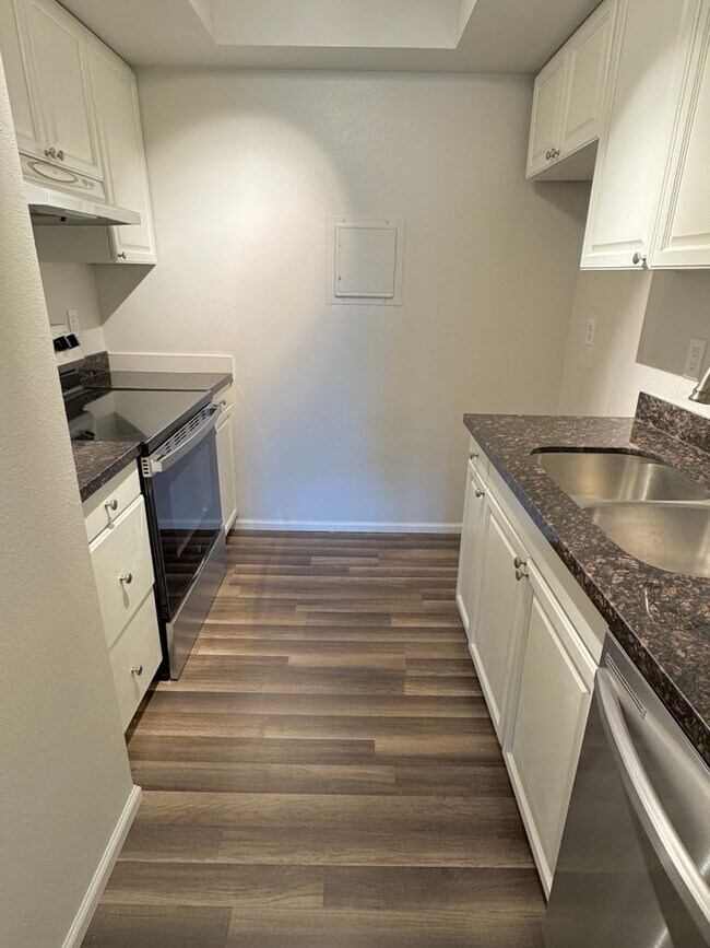 Building Photo - 3Bd/1.75Ba Bellevue Condo