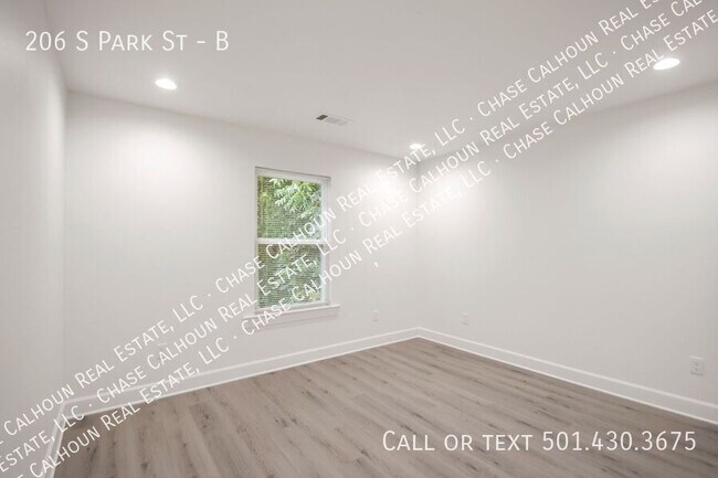 Building Photo - 206 S Park St