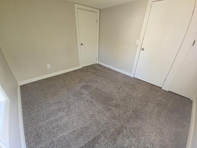 Building Photo - Cozy 2-Bedroom Home with Large Yard & Stor...