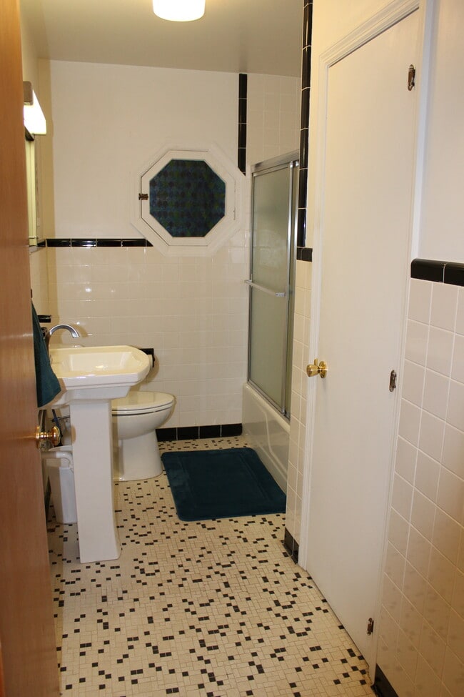 Bath with original 1960's tile - 133 Rockdale Ave
