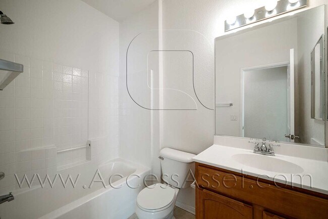 Building Photo - Beautiful 3 Bed / 2.5 Bath Townhouse In Vi...