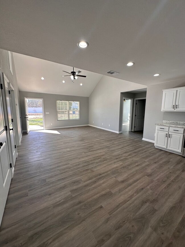 Building Photo - 3 Bed 2 Bath Brick House - Fenced in Backyard