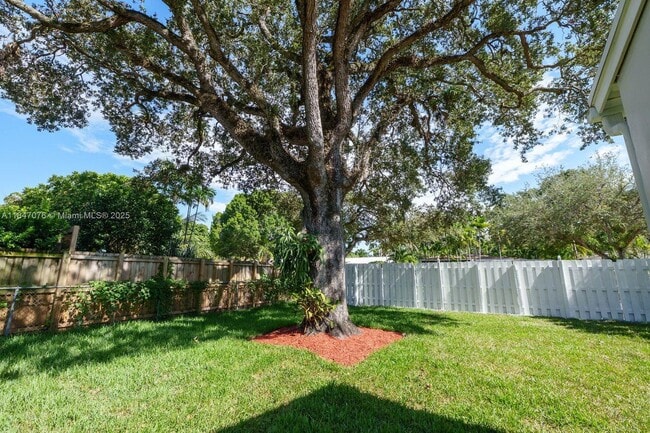 Building Photo - 1121 SW 18th Ct