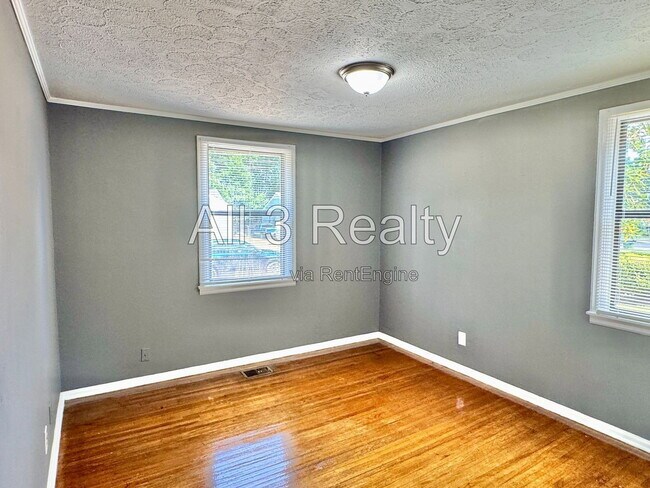 Building Photo - 208 Bradley Dr