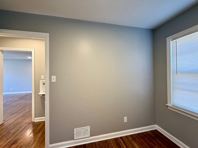 Building Photo - Freshly Renovated 2 Bedroom