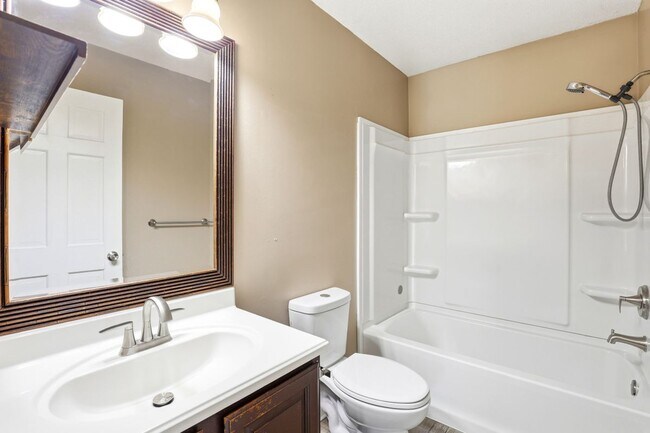 Building Photo - 102 Country Club Villa Dr