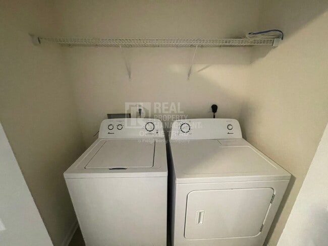Building Photo - Amazing End Unit 3bd/2.5ba Townhome zoned ...