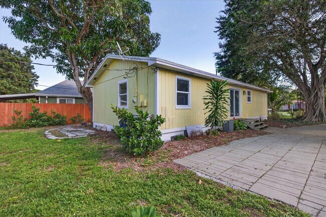 Building Photo - 117 NE 8th St