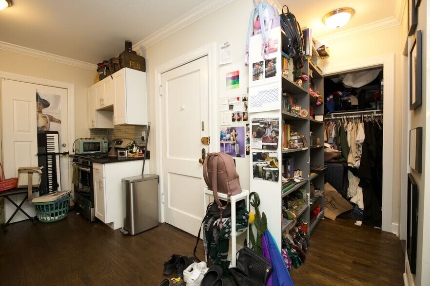 Building Photo - 1056 W Lill Ave