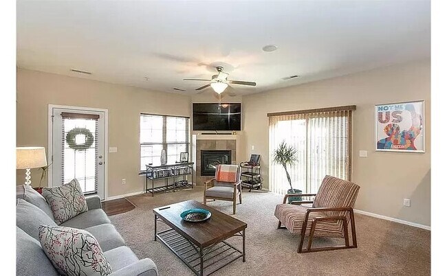Building Photo - 456 Churchill Dr