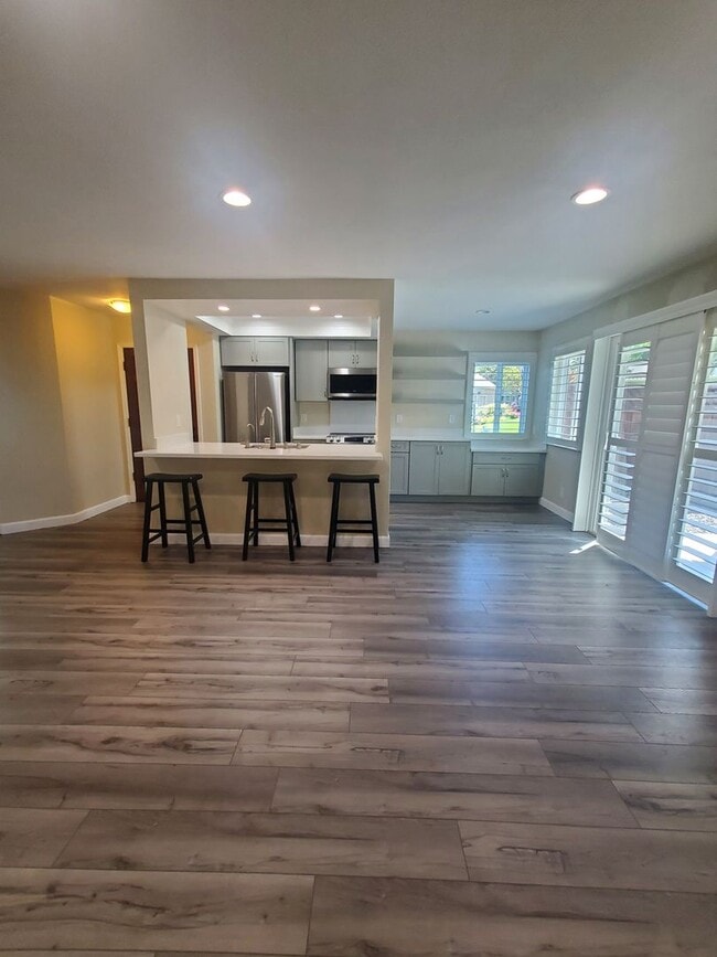 Primary Photo - Easy Living @ Gorgeous 2bd/2ba in Cobblest...