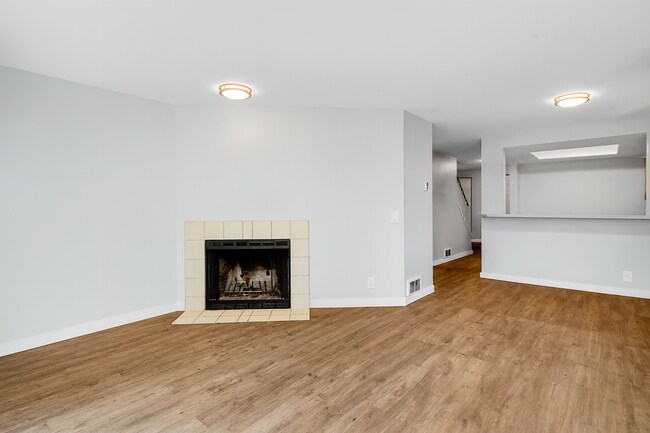 Building Photo - Beautiful 2 bed, 1.5 bath Townhome located in Edmonds $2395/mo.