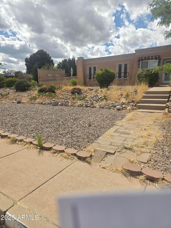 Building Photo - 1325 Heather Dr