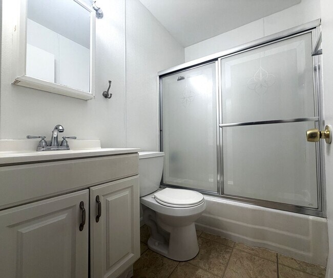 Building Photo - 3 bed 1 bath - Ferguson - park like back yard