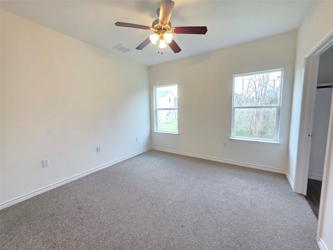 Building Photo - 6110 White Oak Dr