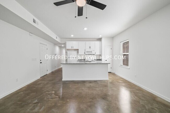 Building Photo - 1571 Court Ave