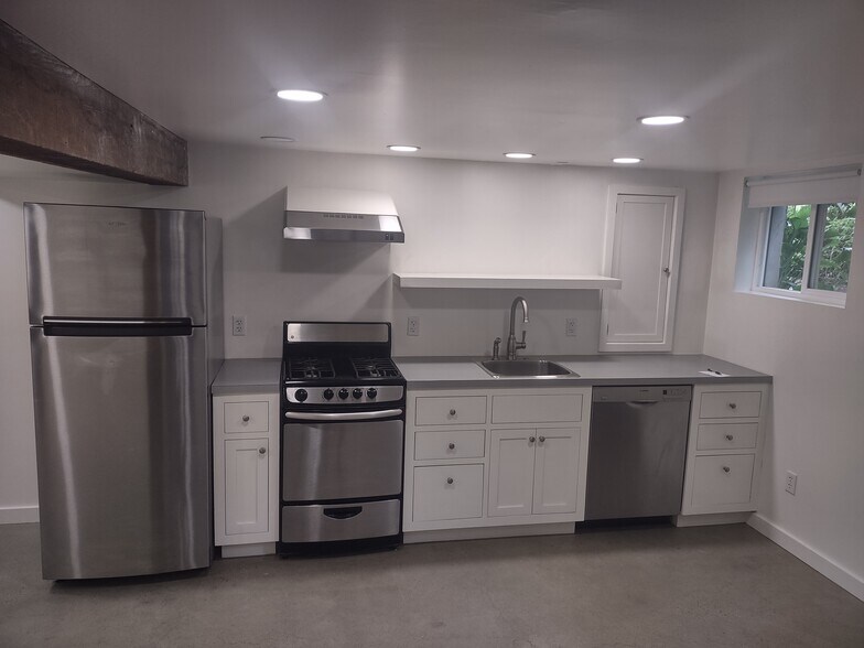 Building Photo - 1627 N Farragut St