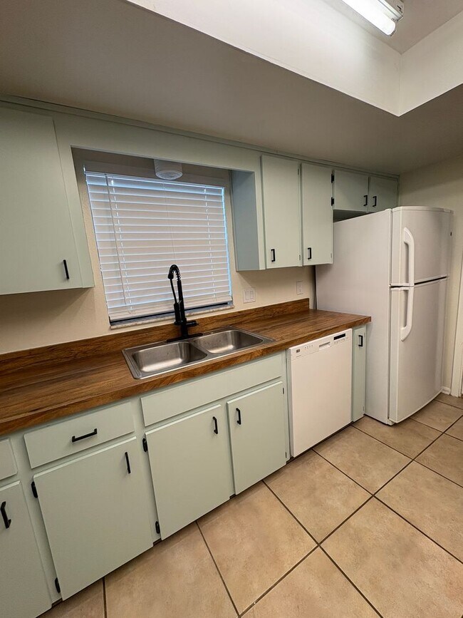 Building Photo - Perfect 3 bed 2 bath with huge fenced back...