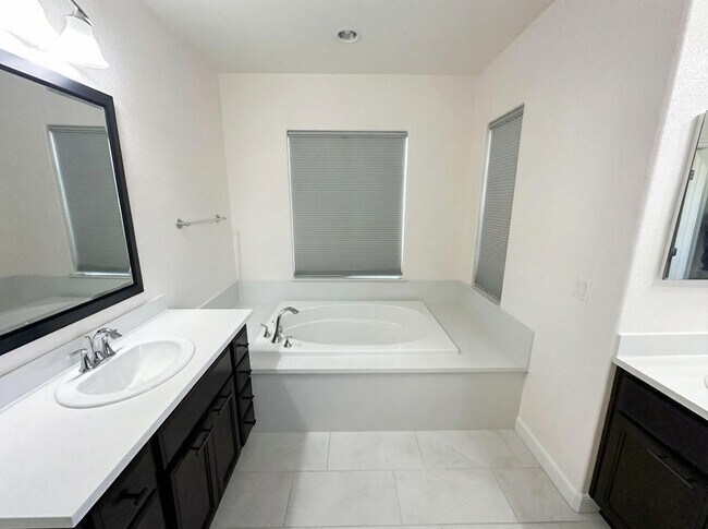 Building Photo - Beautiful 3BD Home in Hayward – Over 2,200 Sq Ft of Comfortable Living