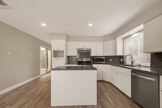Building Photo - 15915 Dunmoor Dr