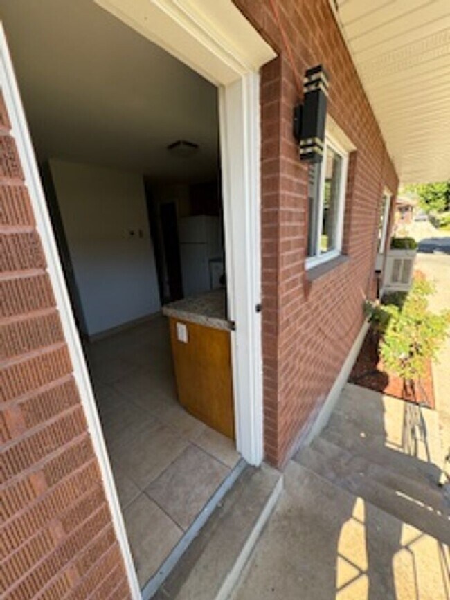 Building Photo - GORGEOUS Avenues Home!!!