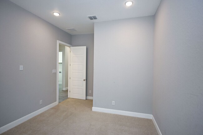 Building Photo - 1434 Oaklawn Dr
