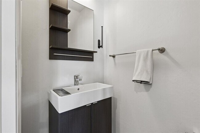 Building Photo - 1008 N Francis Ave