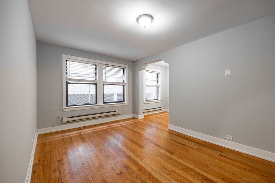 Building Photo - 435 W Roscoe St