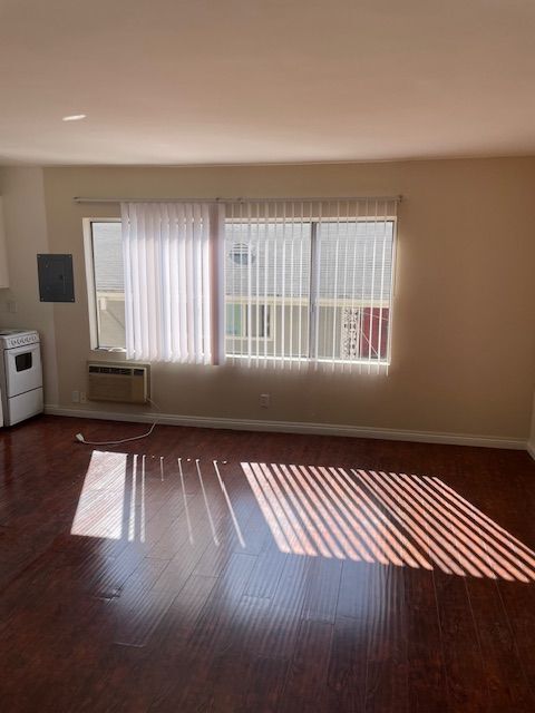 Building Photo - 516 S Alexandria Ave