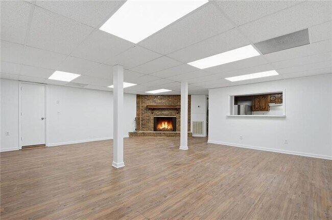 Building Photo - 1460 Hillcrest Dr