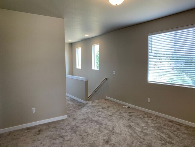 Building Photo - COMING VACANT END OF JUNE -EZ life Townhom...
