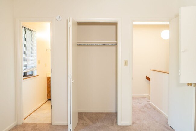 Building Photo - 2 Bedroom Townhouse Available in July