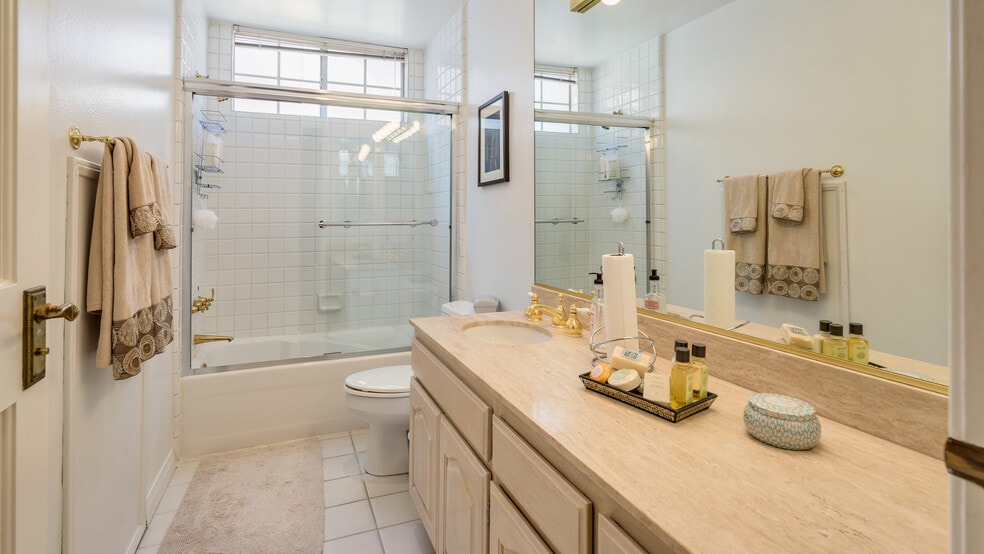 Building Photo - 2025 S Beverly Glen Blvd