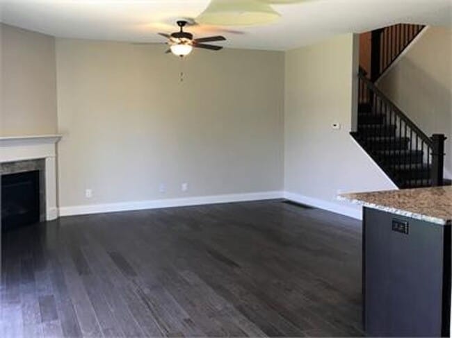 Building Photo - 3-bedroom Townhome Available for July!